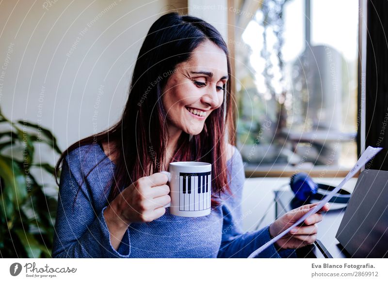 junge Frau mit einer Tasse Kaffee zu Hause Stil schön Freizeit & Hobby Spielen Musik Mensch feminin Junge Frau Jugendliche Erwachsene 1 30-45 Jahre Konzert