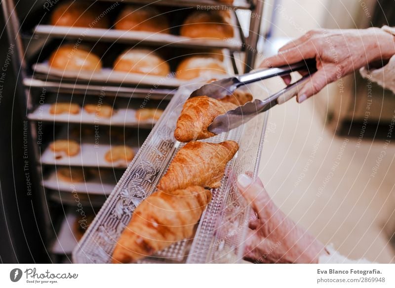 Frau, die ein Gestell mit Croissants hält. Brot Glück Küche Restaurant Schule Arbeit & Erwerbstätigkeit Beruf Fotokamera feminin Erwachsene 1 Mensch 45-60 Jahre