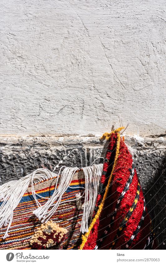 Berberteppiche Essaouira Afrika Mauer Wand Fassade hängen authentisch natürlich Identität einzigartig Netzwerk Qualität Teppich Marokko Farbfoto Außenaufnahme
