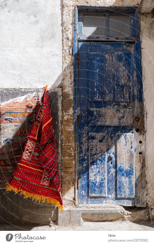 Teppichhändler Handarbeit Haus Essaouira Mauer Wand Tür einfach Ferien & Urlaub & Reisen Marokko Schwarzweißfoto Außenaufnahme Menschenleer Licht Schatten