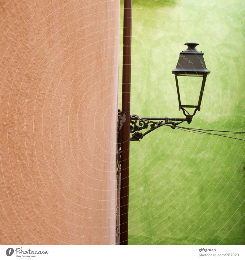 laterne III Haus Mauer Wand grün Laterne Beleuchtung Schnörkel alt Farbfoto Außenaufnahme Menschenleer Textfreiraum links