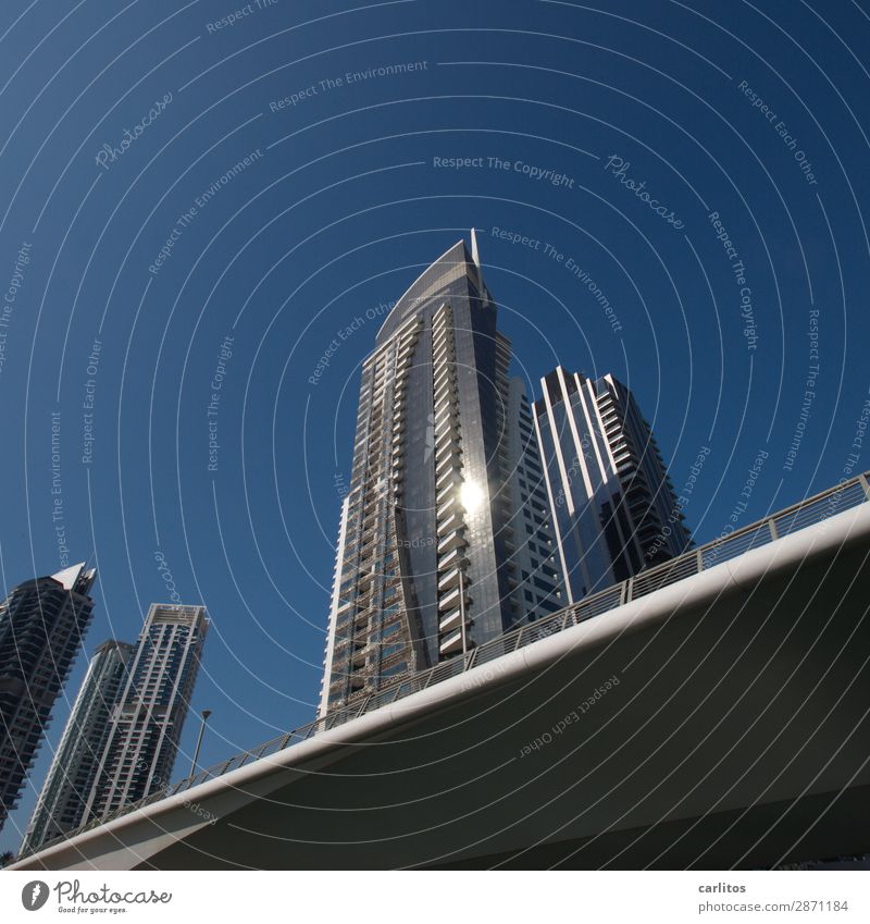 Schräges Foto Dubai Dubai Marina Vereinigte Arabische Emirate Ausstellung Brücke Hochhaus Fassade Reflexion & Spiegelung glänzend Geld Wirtschaft Macht