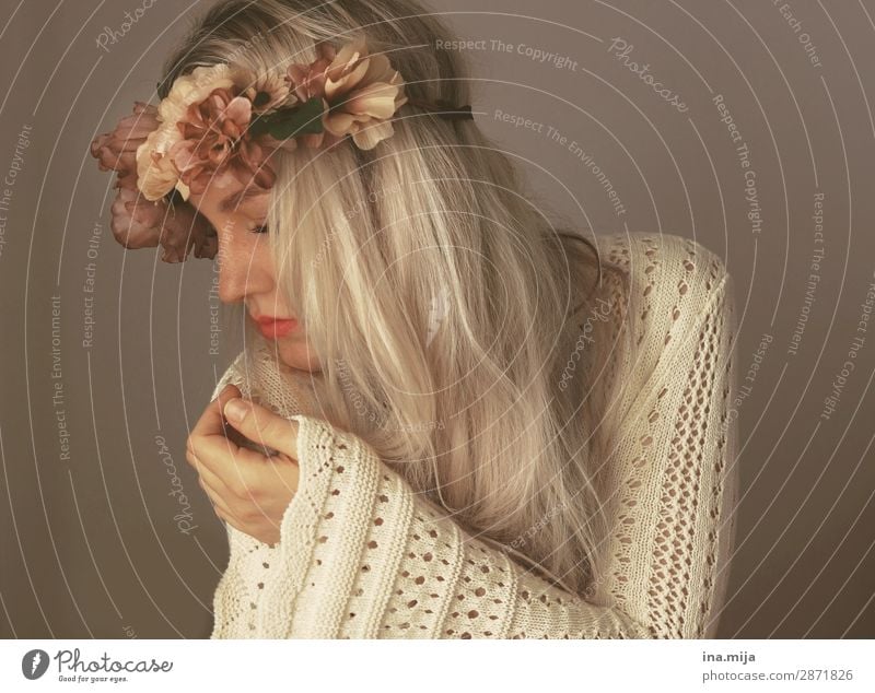 sensibel Mensch feminin Junge Frau Jugendliche Erwachsene 1 Mode Bekleidung Pullover Accessoire Blumenkranz Haare & Frisuren blond langhaarig schön