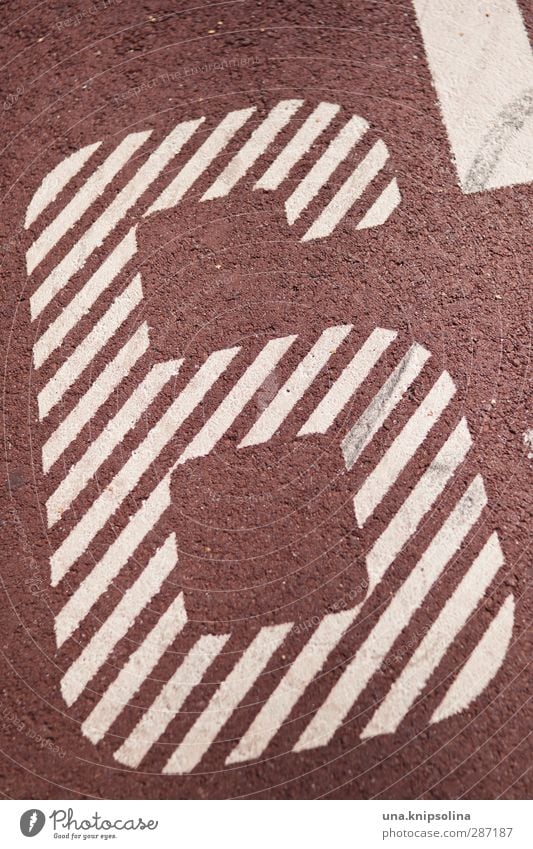 6 Zeichen Ziffern & Zahlen rot weiß Sportplatz Farbfoto Gedeckte Farben Außenaufnahme Detailaufnahme Muster Strukturen & Formen Menschenleer