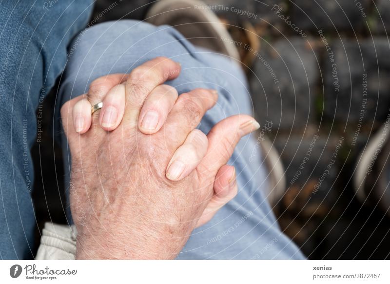 Zwei Hände auf einem Knie maskulin feminin Frau Erwachsene Mann Weiblicher Senior Männlicher Senior Familie & Verwandtschaft Paar Partner Hand Finger Beine 2