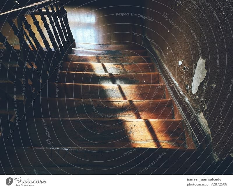 Holztreppe im Schatten Treppe Treppenhaus Freitreppe Architektur Strukturen & Formen Konstruktion Innenaufnahme alt aussetzen Ober... abwärts Hintergrund Zaun