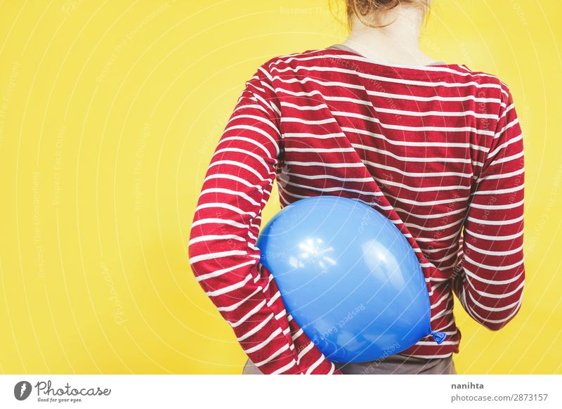 Rückansicht eines Mädchens, das einen Ballon hält. Stil Design Feste & Feiern Geburtstag Kind Mensch feminin Junge Frau Jugendliche Kindheit 1 Kunst Hemd