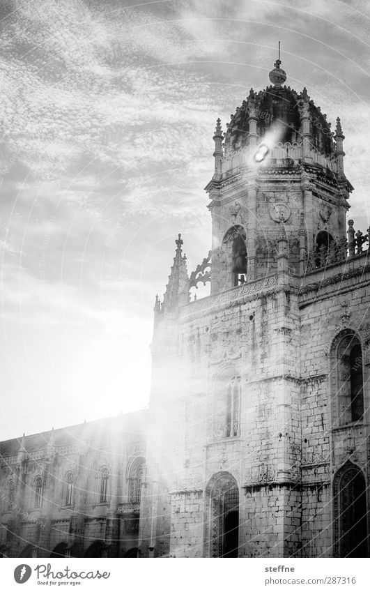 Sonne in Schwarzweiß Himmel Wolken Sonnenlicht Schönes Wetter Lissabon Belém Portugal Altstadt Kirche Mauer Wand Fassade Religion & Glaube Kloster