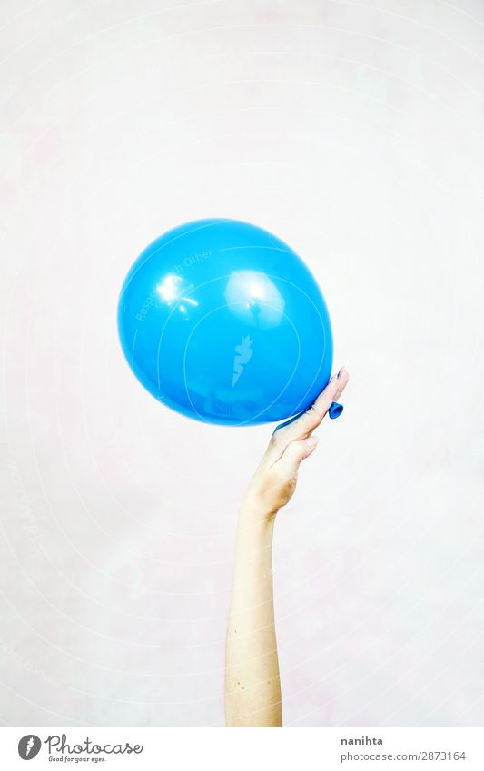 Hand hält einen Ballon fest Freude Zufriedenheit Freizeit & Hobby Spielen Dekoration & Verzierung Feste & Feiern Geburtstag Kind Feierabend Frau Erwachsene