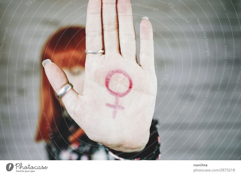 Junge Feministin mit einem weiblichen Zeichen in der Hand. Lifestyle Leben Mensch feminin Junge Frau Jugendliche Erwachsene 1 18-30 Jahre Ring rothaarig