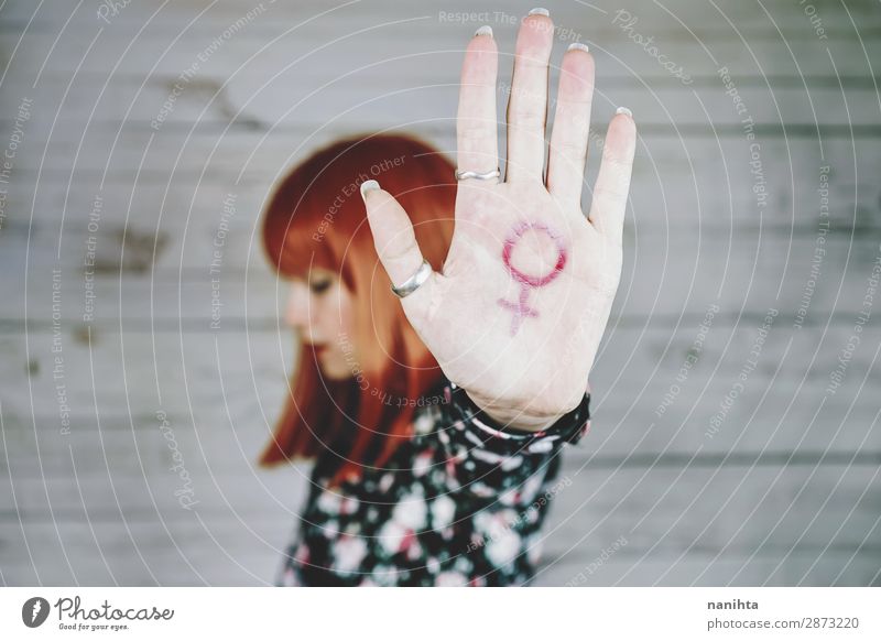 Junge Feministin mit einem weiblichen Zeichen in der Hand. Lifestyle Stil Design Leben Mensch feminin Junge Frau Jugendliche Erwachsene Arme 18-30 Jahre