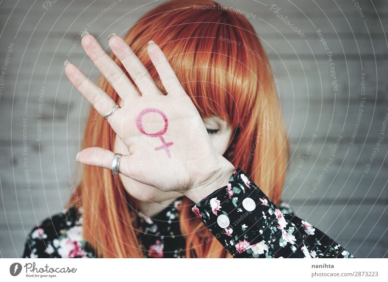 Junge Feministin mit einem weiblichen Zeichen in der Hand. Lifestyle Stil Design Leben Mensch feminin Junge Frau Jugendliche Erwachsene Arme 1 18-30 Jahre