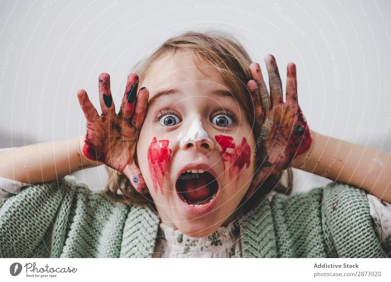 Mädchen mit schmutzigen Händen färbt Gesicht Hand dreckig Färbung malen lustig Kind Dekoration & Verzierung mehrfarbig hell Frau Kindheit Vorbereitung Handwerk