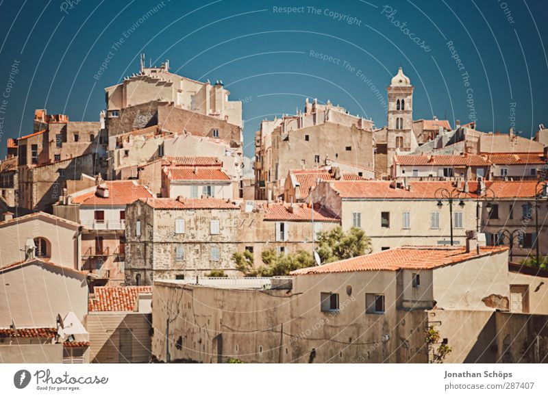 Bonifacio Korsika Stadt Hauptstadt Altstadt bevölkert Haus Gebäude Architektur alt Tourismus Urlaubsort Blauer Himmel Wärme Süden Frankreich Hügel Dach Wohnhaus