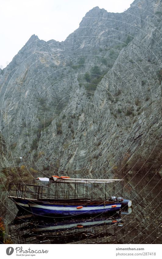 Reisen Ferien & Urlaub & Reisen Ausflug Abenteuer Ferne Sightseeing Berge u. Gebirge Natur Wasser Herbst Winter schlechtes Wetter Felsen Schlucht Seeufer