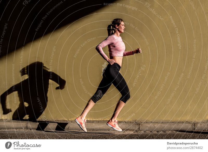 Junge, fitte, blonde Frau, die auf der Straße läuft. rennen üben Fitness ausarbeiten Lifestyle Bewegung Aktion Joggen Profil horizontal sportlich Gesundheit