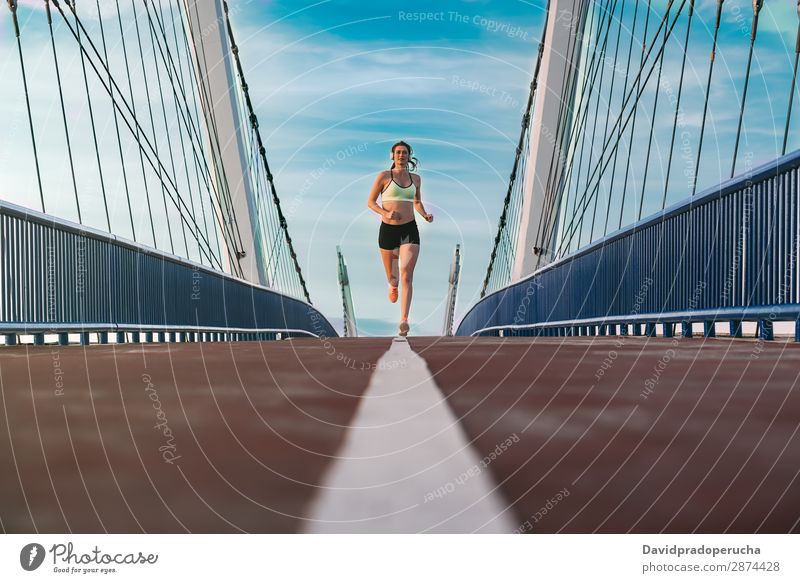 Junge, fitte, blonde Frau, die auf der Brücke läuft. rennen üben Fitness ausarbeiten Lifestyle Bewegung Aktion Joggen horizontal sportlich Gesundheit
