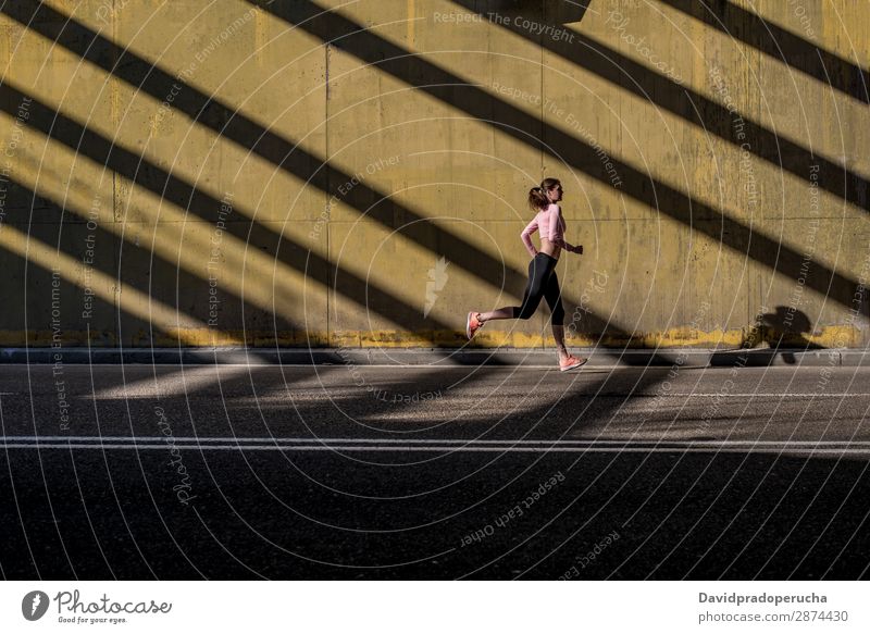 Junge, fitte, blonde Frau, die auf der Straße läuft. rennen üben Fitness ausarbeiten Lifestyle Bewegung Aktion Joggen Profil horizontal sportlich Gesundheit