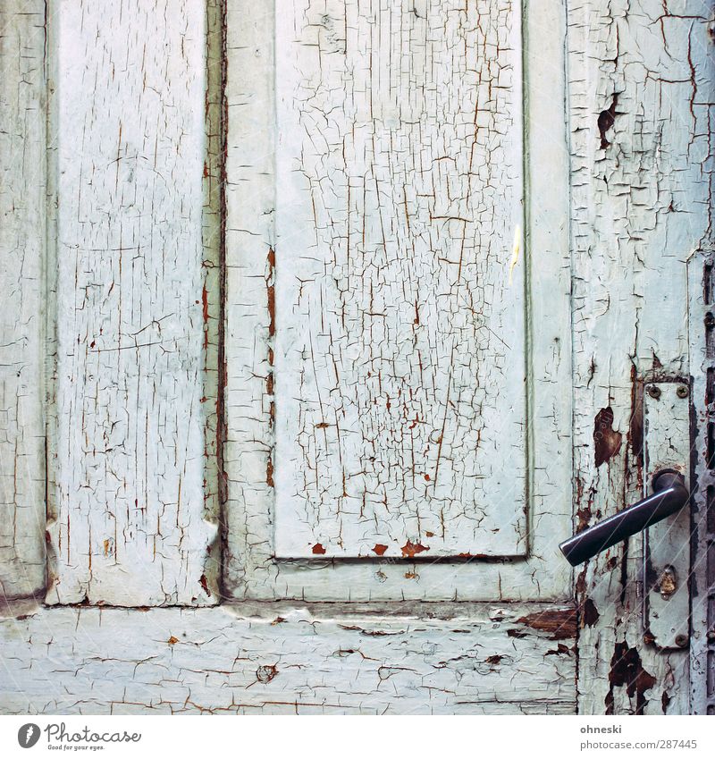 Zahn der Zeit Tür Türschloss Farbstoff Maserung Holz Schloss alt grau Eingang Griff Farbfoto Gedeckte Farben Außenaufnahme Muster Strukturen & Formen