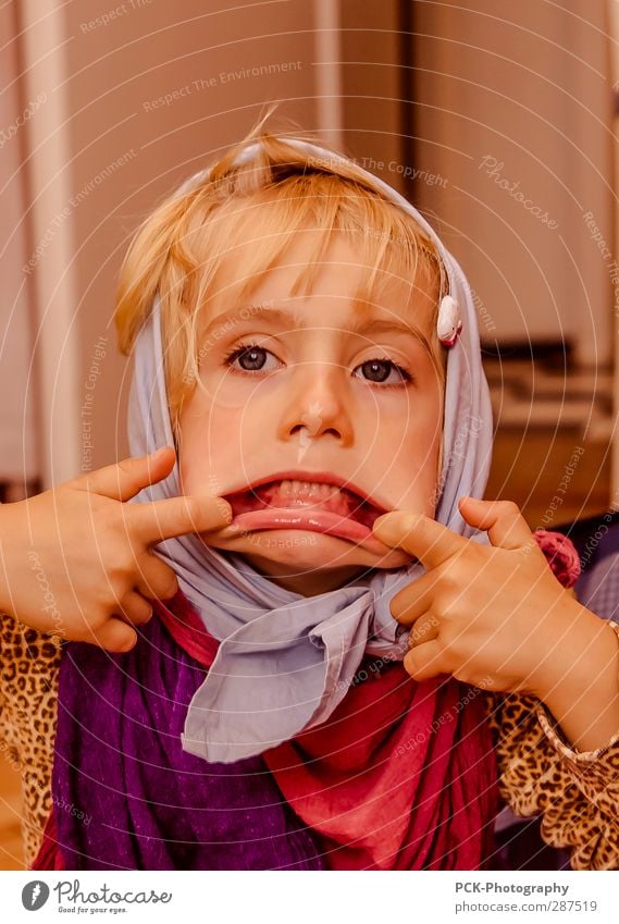 Hexe Mensch feminin Kind Kleinkind Mädchen 3-8 Jahre Kindheit Kopftuch blond Blick Spielen frech Freude verkleidet verkleiden Zähne zeigen Gebiss Lippen