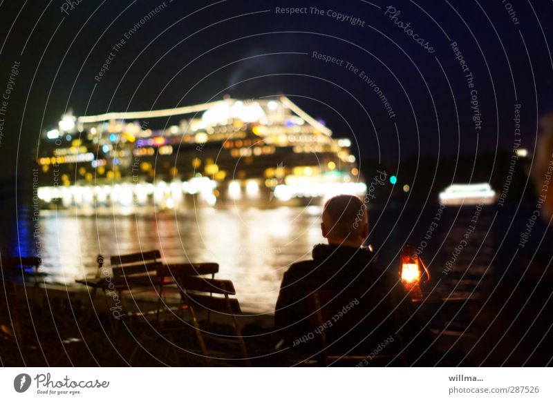 Großes beleuchtetes Passagierschiff bei Nacht, Luxusdampfer Wasser Flussufer Strand Hamburg Binnenschifffahrt Kreuzfahrt Kreuzfahrtschiff Hafen beobachten