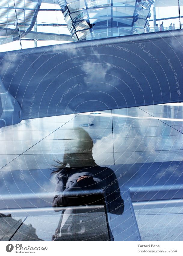 Spiegelwelten feminin 1 Mensch Menschengruppe Schönes Wetter groß dünn blau Himmel Wolken Boden Linie Spiegelbild Reflexion & Spiegelung Gebäude Architektur