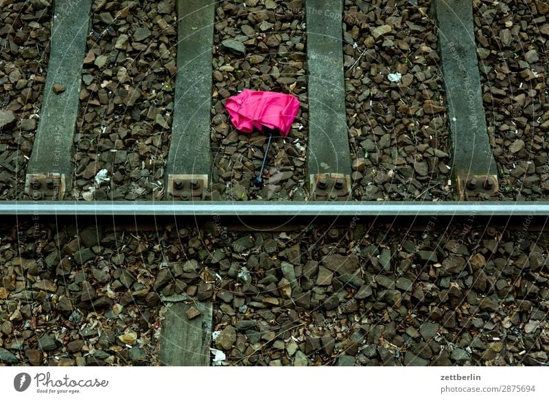 Schirm im Gleisbett Regenschirm verlieren verloren liegen Fundstück Fundstelle Bahnhof Berlin Eisenbahn Menschenleer Öffentlicher Personennahverkehr S-Bahn