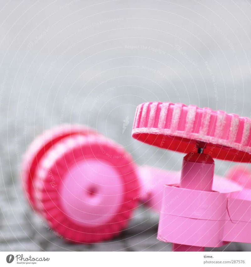 umdefaln Straße Kopfsteinpflaster Pflastersteine Tretroller Rad Felge Spielzeug Kunststoff liegen Armut kaputt niedlich rund sportlich rosa Missgeschick