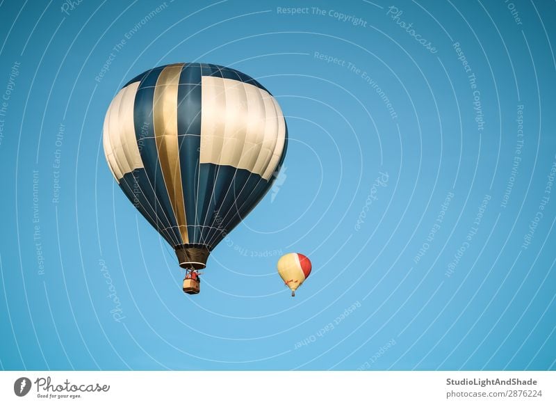 Zwei Heißluftballons am klaren Himmel Freude Freizeit & Hobby Ferien & Urlaub & Reisen Abenteuer Freiheit Sport Verkehr Fluggerät Ballone Luftballon fliegen