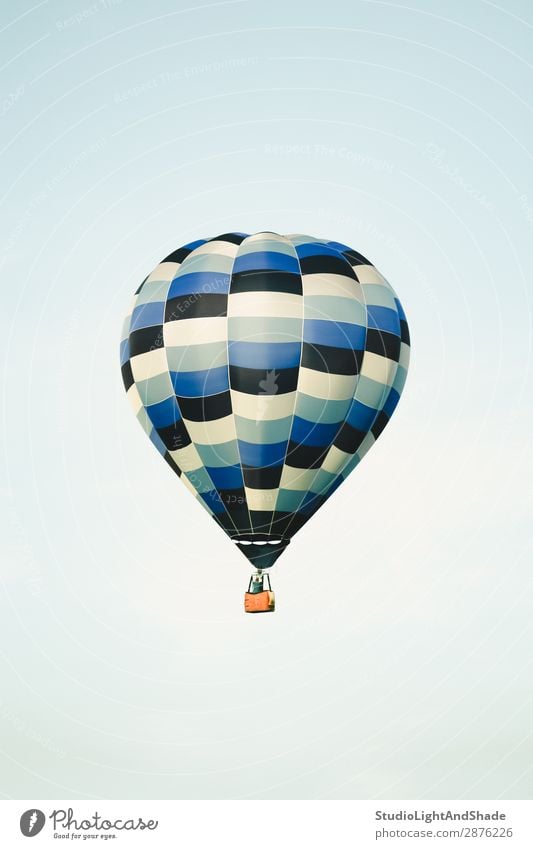 Blauer Heißluftballon am klaren Himmel Freude Freizeit & Hobby Ferien & Urlaub & Reisen Abenteuer Freiheit Sport Verkehr Fluggerät Ballone Luftballon alt