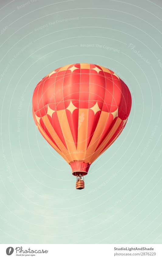 Orangefarbener Heißluftballon am Himmel Freude Freizeit & Hobby Ferien & Urlaub & Reisen Abenteuer Freiheit Sport Verkehr Fluggerät Ballone Luftballon alt