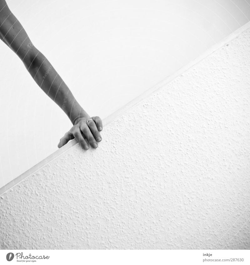 Das hat Hand... | Thementag Arme 1 Mensch Mauer Wand Fassade Gelassenheit Sicherheit Schwarzweißfoto Innenaufnahme Nahaufnahme Detailaufnahme Experiment
