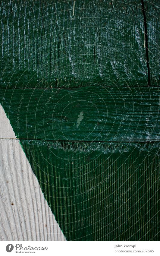 a² + b² = c² Holz alt eckig retro Spitze grün weiß diszipliniert ästhetisch Zufriedenheit Präzision Strukturen & Formen Fensterladen Dreieck Maserung Farbfoto