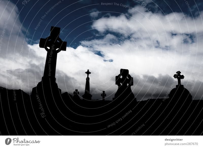 Ende und Anfang einer Reise Ferien & Urlaub & Reisen Tourismus Himmel Wolken Gewitterwolken Republik Irland Kirche Stein liegen warten dunkel Trauer Heimweh