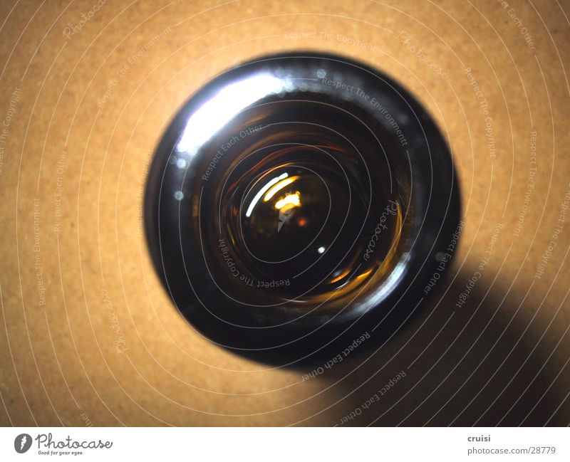 tiefes Loch rund Bierflasche obskur Flasche Glas Flaschenhals Vogelperspektive Freisteller Vor hellem Hintergrund Bilderrätsel Öffnung offen