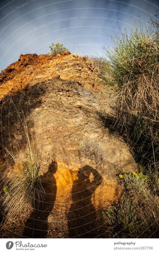 Eiserner Hut & begeisternde Geologen Mensch 2 Umwelt Natur Landschaft Pflanze Erde Sand Himmel Wolken Sommer Schönes Wetter Gras Sträucher Felsen