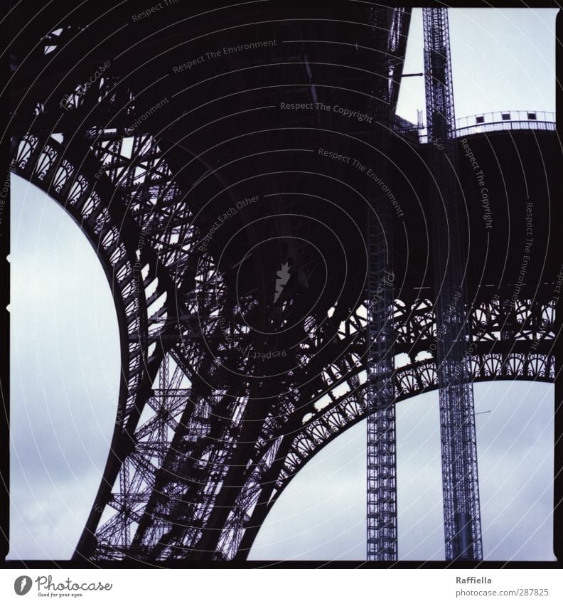 Paris II Frankreich Hauptstadt Bauwerk Gebäude Sehenswürdigkeit Wahrzeichen Denkmal Tour d'Eiffel blau Mittelformat Eisen Himmel himmelblau Strebe Bogen