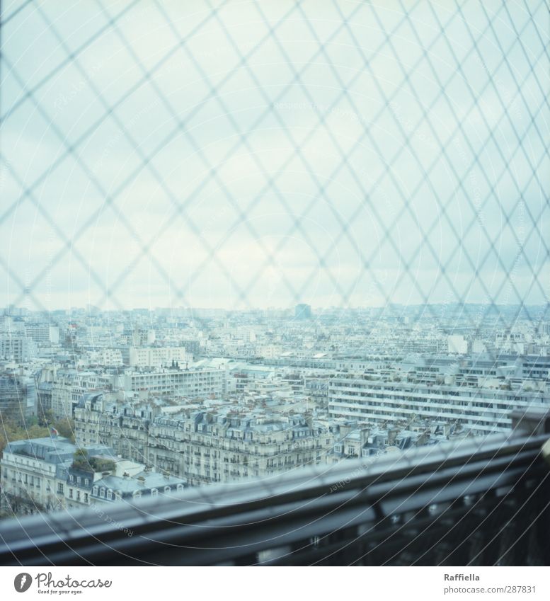Paris III Frankreich Stadt Hauptstadt bevölkert Haus Tour d'Eiffel blau Geländer Zaun Maschendrahtzaun Aussicht Himmel himmelblau Wolkenhimmel Wolkendecke