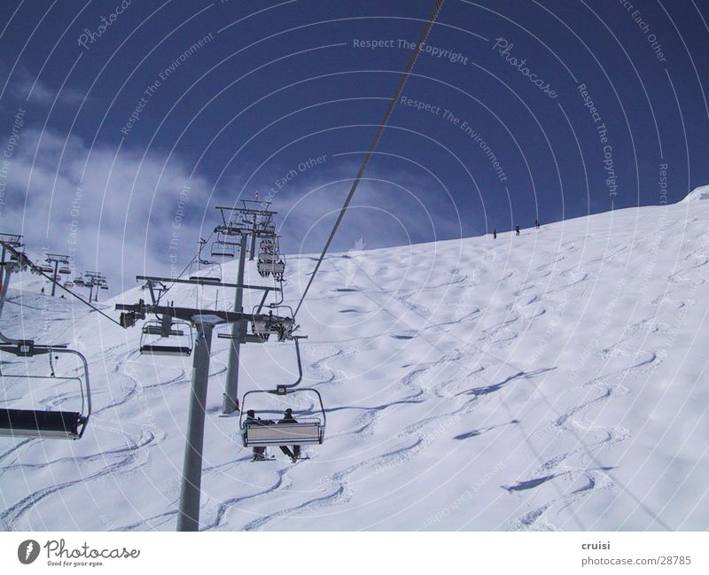Tiefschneespuren Winterurlaub Ischgl Österreich Wolken Skilift Sesselbahn Sport Skifahren Schnee Sonne Himmel Spuren aufwärts Skigebiet Snowboarding
