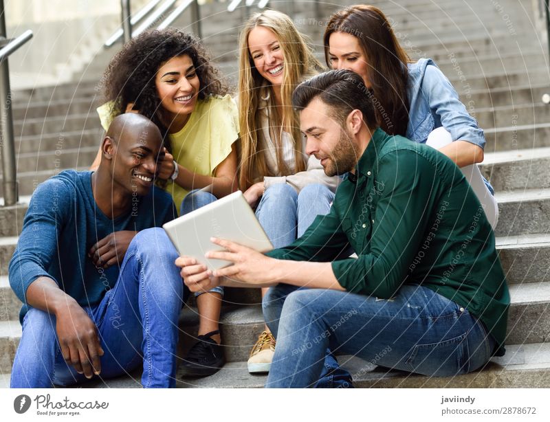 Multiethnische Gruppe junger Menschen, die sich im Freien einen Tablet-Computer ansehen Lifestyle Freude Glück schön feminin Junge Frau Jugendliche Erwachsene