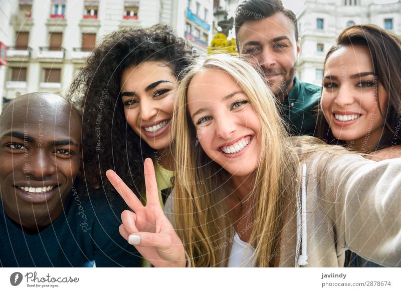 Multirassische Gruppe von jungen Menschen, die sich selbst versorgen. Lifestyle Freude Glück schön Freizeit & Hobby Ferien & Urlaub & Reisen PDA Fotokamera