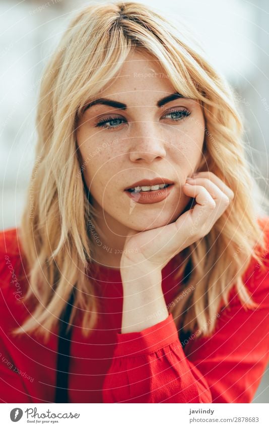 Blondes Mädchen Mit Rotem Hemd Das Das Leben Im Freien Genießt Ein Lizenzfreies Stock Foto 