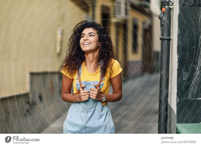 Junge nordafrikanische Frau mit schwarzer lockiger Frisur im Freien. Lifestyle Stil Glück schön Haare & Frisuren Gesicht Tourismus Mensch feminin Junge Frau