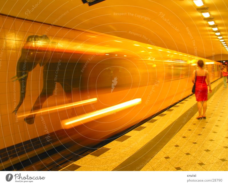 Elefantenrennen U-Bahn S-Bahn Eisenbahn Gleise Geschwindigkeit Unschärfe gelb Tunnel Verkehr Berlin orange