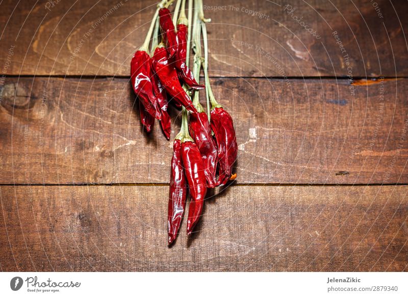 Rote scharfe Chilischoten auf Holzuntergrund Lebensmittel Gemüse Kräuter & Gewürze Ernährung Essen Bioprodukte Vegetarische Ernährung Gesunde Ernährung Tisch