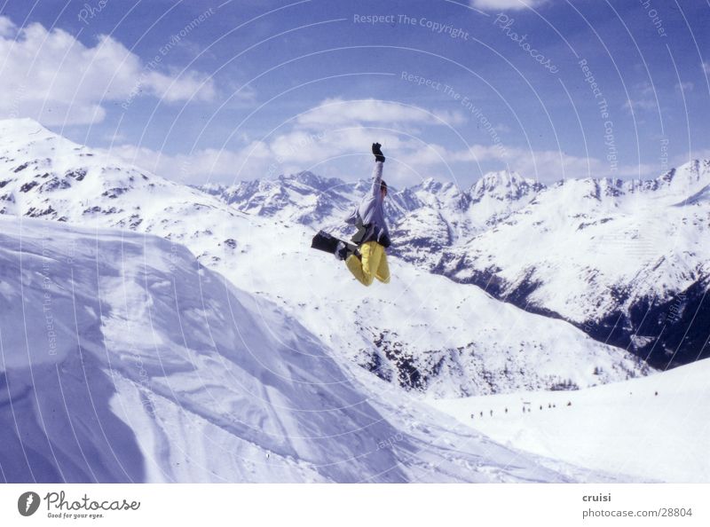 Air St. Jakob Tiefschnee springen Backside Air Snowboard Sport Snowboarder Snowboarding Freestyle Trick Körperhaltung talentiert Schneebedeckte Gipfel