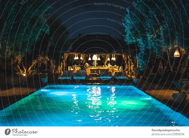 Schwimmbad bei Nacht Beckenrand schön Landschaft Erholung Bar Ferien & Urlaub & Reisen Sommer Resort Lifestyle Reichtum Beleuchtung Licht Außenaufnahme
