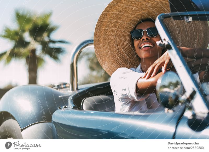 Schwarze Frau fährt ein Oldtimer-Cabriolet. PKW fahren rechtes Lenkrad urwüchsig Straße schwarz vereinigtes königreich altehrwürdig Vorderansicht Reichtum