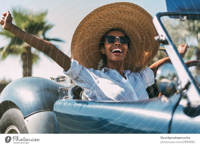 Schwarze Frau fährt ein Oldtimer-Cabriolet. PKW fahren rechtes Lenkrad urwüchsig Straße schwarz vereinigtes königreich Vorderansicht altehrwürdig Reichtum