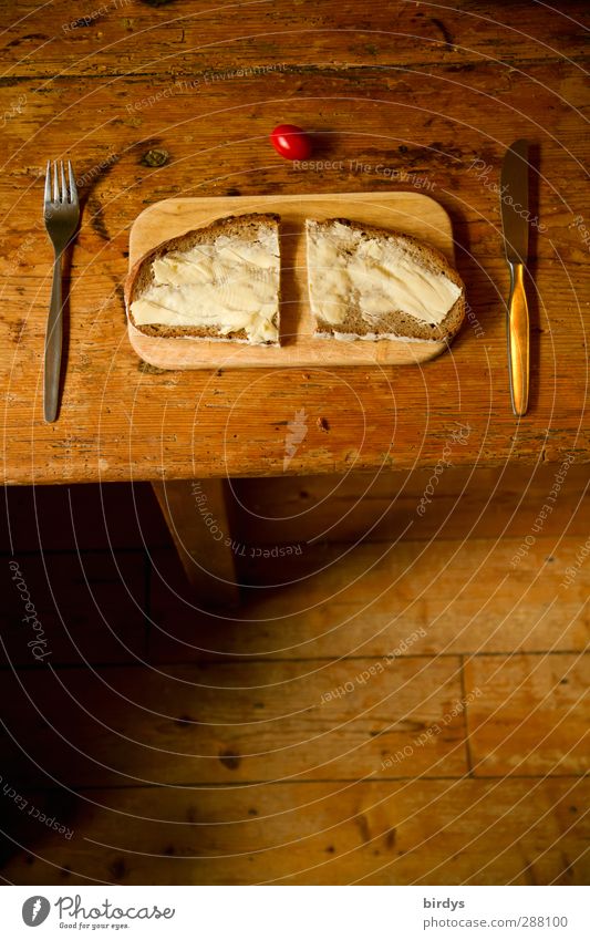 einfach und lecker Tomate Brot Ernährung Frühstück Bioprodukte Vesper Belegtes Brot Besteck Messer Gabel Tisch Esstisch Holzfußboden Holztisch alt authentisch
